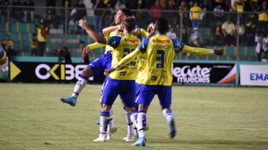 Gualaceo festejan el gol de Jesús Preciado, ante Barcelona, el 25 de febrero de 2023. 