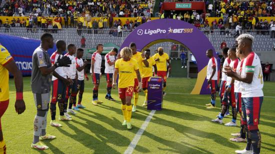 Los jugadores de El Nacional le hicieron una calle de honor a los de Aucas, actuales campeones de la LigaPro, el 26 de febrero de 2023. 