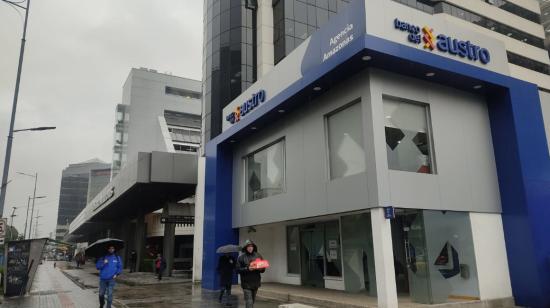 Imagen referencial de una agencia bancaria en el norte de Quito en enero de 2023.