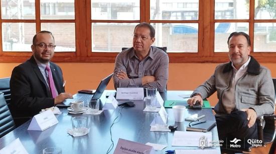 El alcalde saliente de Quito Santiago Guarderas (centro) y el alcalde electo Pabel Muñoz (derecha), en la reunión con el gerente del Metro, Efraín Bastidas.