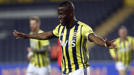 Enner Valencia festeja uno de sus dos goles en la victoria del Fenerbahce sobre el Konyaspor, el 25 de febrero de 2023. 