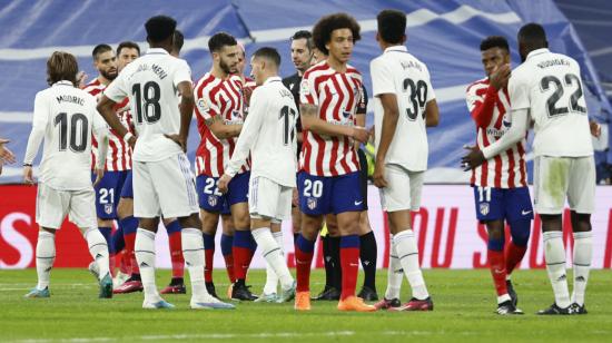 Los jugadores del Real Madrid y el Atlético de Madrid se saludan al final del partido, el 25 de febrero de 2023. 