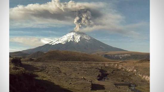 Emisión de ceniza del Cotopaxi, este 26 de febrero, captada por las cámaras de vigilancia.