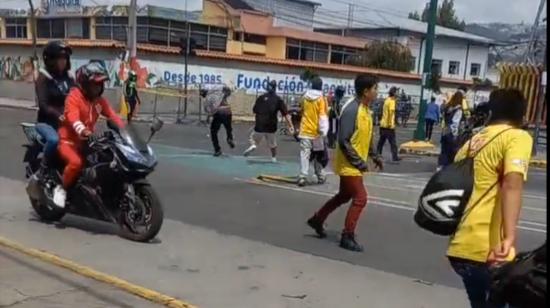 Hinchas de Aucas y El Nacional se golpearon en los exteriores del estadio Gonzalo Pozo, el 26 de febrero de 2023. 