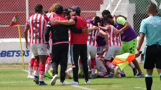 Los jugadores de Técnico Universitario festejan uno de los goles ante Universidad Católica, el 26 de febrero de 2023. 