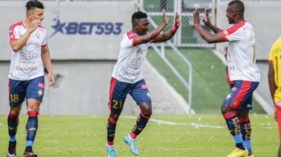 Los jugadores de El Nacional celebran uno de los goles ante Aucas, en Chillogallo, el 26 de febrero de 2023. 