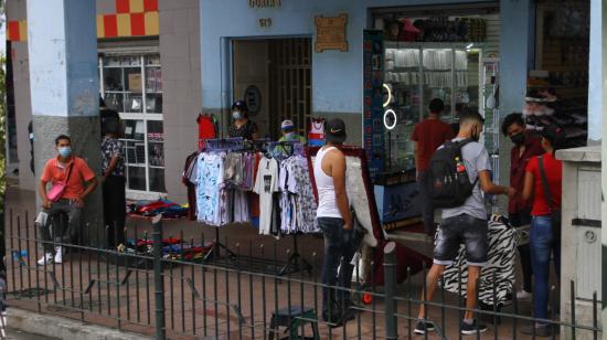 Trabajadores del comercio informal en el sector de la Bahía, de Guayaquil, 13 de septiembre de 2022. 