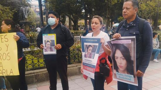 Amigos y familiares de Maribel Castillo hicieron un plantón el viernes 24 de febrero de 2023  en el Parque Calderón, de Cuenca. 