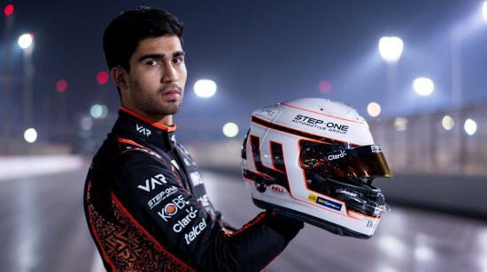 El piloto Juan Manuel Correa con el el uniforme del Van Amersfoort Racing y su casco de la F2.