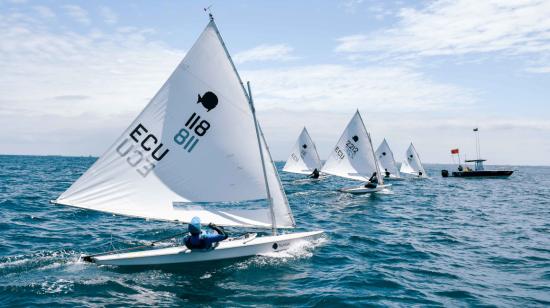 Jonathan Martinetti, representando al Ecuador en una competencia de vela Sunfish.