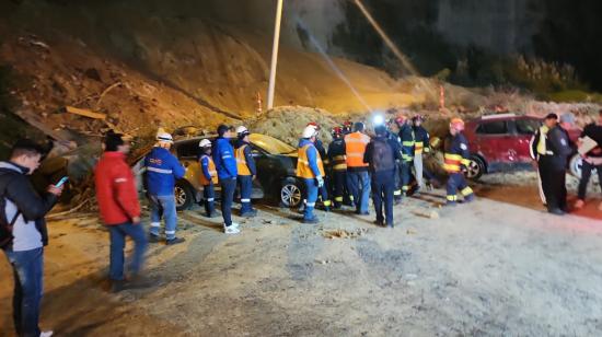 Equipos de rescatistas en el parqueadero de Zámbiza, tras el derrumbe, el 27 de febrero de 2023. 