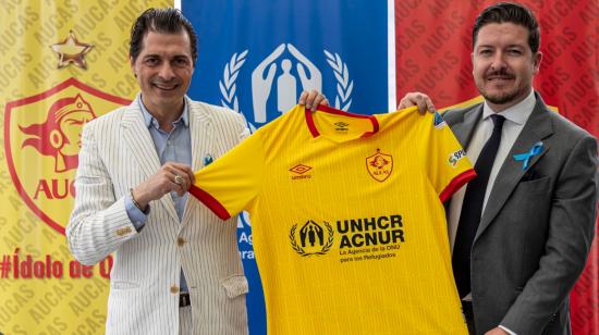 Directivos de Aucas y Acnur presentan la nueva camiseta con el logo de la agencia de la ONU, el 27 de febrero de 2023.