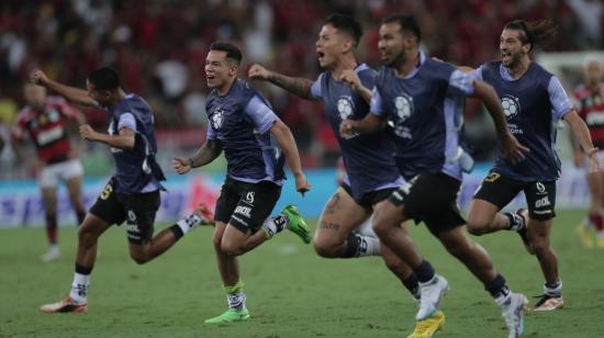 Los jugadores de Independiente del Valle levantan el trofeo de campeón de la Recopa Sudamericana en el Maracaná, el martes 28 de febrero de 2023.