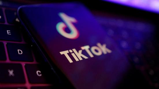 Ilustración. Logo de la plataforma TikTok sobre un teléfono celular, el 28 de febrero de 2023. 