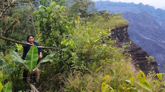 Nancy Chicaiza muestra el borde del socavón y cómo este se está acercando a las viviendas. 