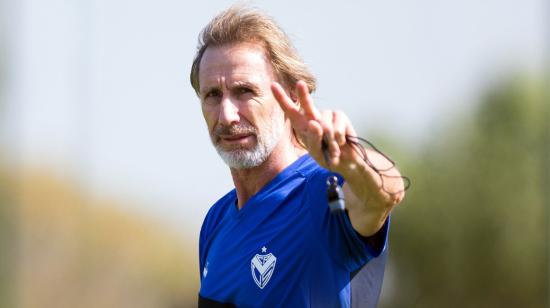 Ricardo Gareca dirigiendo su primera práctica en Vélez Sarsfield, el 8 de marzo de 2023.