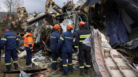 Parte de uno de los vagones destruidos tras el mortal choque de trenes en Grecia, el 1 de marzo de 2023. 