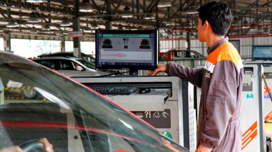 Revisión técnica vehicular en Guayaquil en un centro de la ATM, el 1 de marzo de 2023.