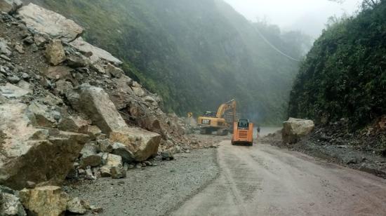 El Ministerio de Transporte y Obras Públicas ejecuta trabajos de limpieza en la vía Cuenca-Molleturo-El Empalme, en febrero de 2023. 