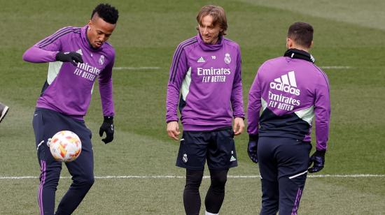 Los jugadores del Real Madrid Militao, Modric y Hazard, durante el entrenamiento dprevio al partido de ida de semifinales de la Copa del Rey ante el FC Barcelona, el miércoles 1 de marzo de 2023.