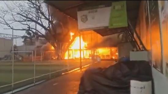 Incendio en la sede de Orense en Machala, el 2 de marzo de 2023.