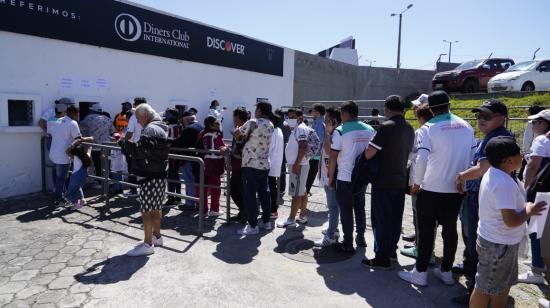 Hinchas de Liga de Quito hacen fila para comprar una entrada en el estadio Rodrigo Paz Delgado, el 29 de enero de 2023. 