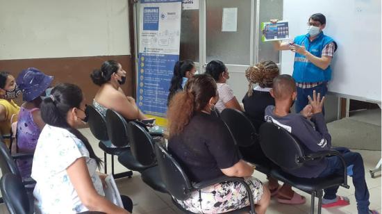 Imagen referencial. Pacientes en un centro de salud en Ciudad Victoria, Guayaquil, recibiendo una charla informativa, el 1 de marzo de 2023. 