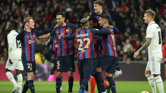 Los jugadores del FC Barcelona festejan un gol en el estadio Santiago Bernabéu, el 2 de marzo de 2023.