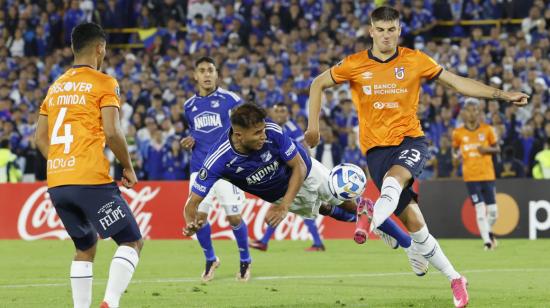 Tomás Oneto, de Universidad Católica, intenta rechazar una pelota en El Campín de Bogotá, el 2 de marzo de 2023.