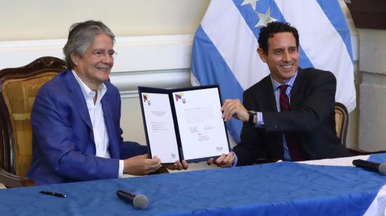 El presiente Guillermo Lasso suscribió el convenio de concesión del proyecto fotovoltaico El Aromo junto a Iñigo Urizar, representante de la empresa Solarpack, en la Gobernación del Guayas, el 3 de marzo de 2023.