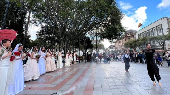 Presentación de la iniciativa "El Amor invade Cuenca", en el Parque Calderón. 