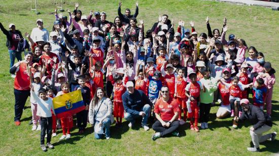 Integrantes de las escuelas quiteñas de rugby junto a los delegados de la Fundación de Mónaco, el 26 de febrero de 2023.