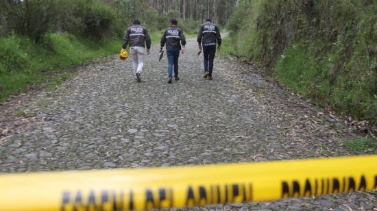 Policías en el lugar donde fue hallado el cuerpo de Miguel Ángel Nazareno, alias Don Naza, el 14 de abril de 2022. 