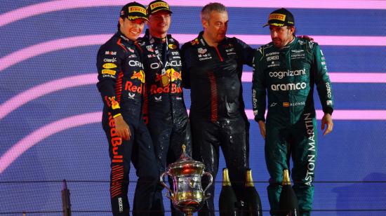 'Checo' Pérez, Max Verstappen y Fernando Alonso subieron al podio en el Gran Premio de Baréin, el 5 de marzo de 2023. 