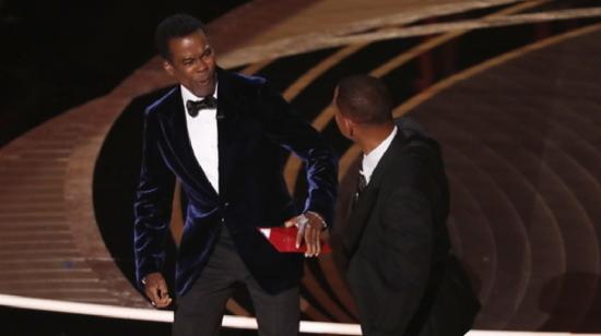 Instante en que el actor Will Smith propina una cachetada a su colega Chris Rock, el 27 de marzo de 2022.