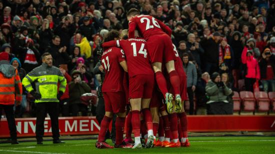 Los jugadores del Liverpool celebran uno de los goles ante el Manchester United, el 5 de marzo de 2023. 