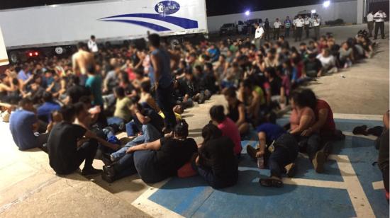 Varios de los 343 migrantes encontrados en un tráiler en Veracruz, México, el 6 de marzo de 2023. 