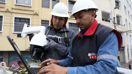 Instalan una nueva cámara en la calle Guayaquil. 