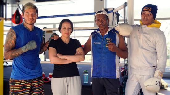 Los boxeadores Michael Suárez, Joseph Vizcaíno y Erick Bone junto al entrenador José Bone, el viernes 3 de marzo de 2023.