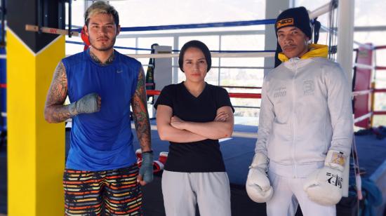 Los boxeadores Michael Suárez, Joseph Vizcaíno y Erick Bone en el gimansio Oxígeno Fitness Club.