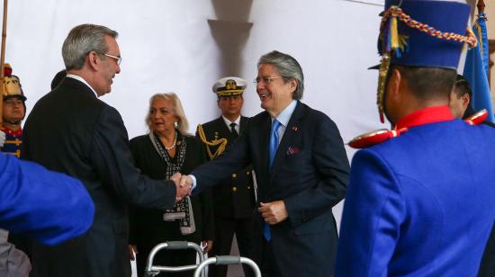  El presidente de Ecuador, Guillermo Lasso, saluda a su homólogo de República Dominicana, el 6 de marzo de 2023.