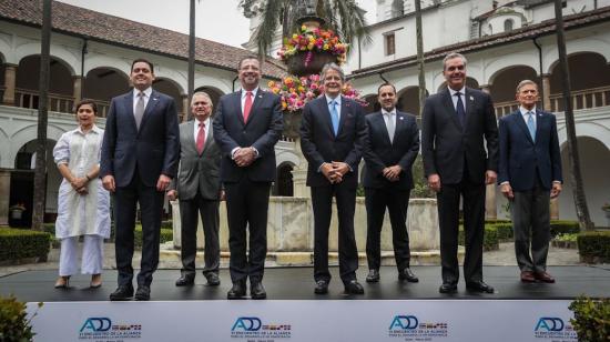 El presidente Lasso junto a  los presidentes de Costa Rica, Rodrigo Chaves, y de República Dominicana, Luis Abinader, y el vicepresidente de Panamá, José Carrizo.