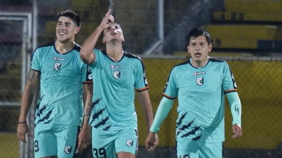 Agustín Maziero celebra su gol en el partido de Cumbayá ante Independiente del Valle, en el estadio Olímpico Atahualpa, el 6 de marzo de 2023.