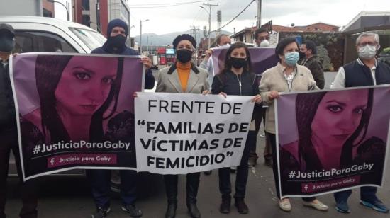 Familias de víctimas de femcidio en un plantón en la Función Judicial de Cuenca, en  agosto de 2020. 