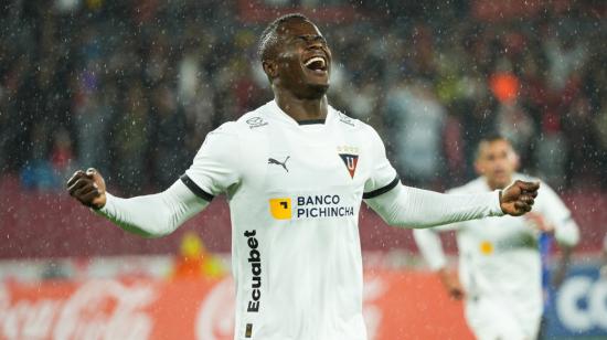 José Angulo celebra su gol, en el partido de Liga de Quito ante Delfín por la Copa Sudamericana, en el estadio Rodrigo Paz Delgado, el 7 de marzo de 2023.