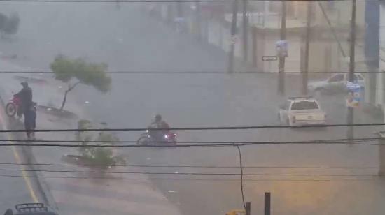 Una avenida inundada en el noroeste de Guayaquil, el 8 de marzo de 2023. 