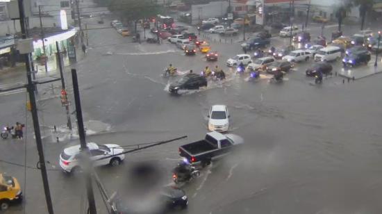 Vehículos atrapados en la tormenta que cayó sobre Guayaquil, el 8 de marzo de 2023. 