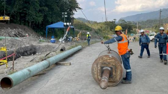 Trabajos de Petroecuador en el tramo del SOTE ubicado sobre el río Marker, luego de que un derrumbe dañó el ducto. 27 de febrero de 2023.