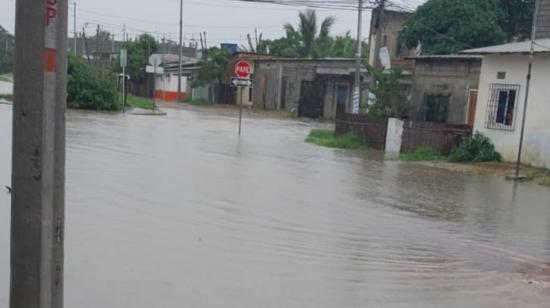 El kilómetro 44 de la vía a la costa se inundó por el desbordamiento de un canal que aisló a 70 personas en Progreso, Guayas. 