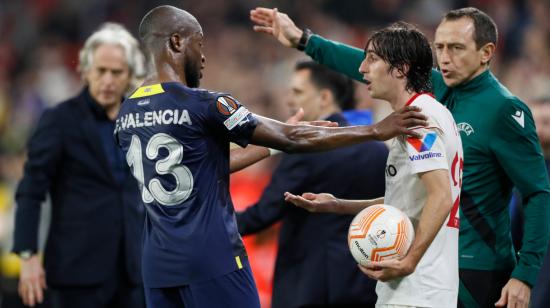 Enner Valencia, del  Fenerbahçe, discute con uno de los jugadores del Sevilla durante el partido de ida de octavos de final de la Europa League, el 9 de marzo de 2023.